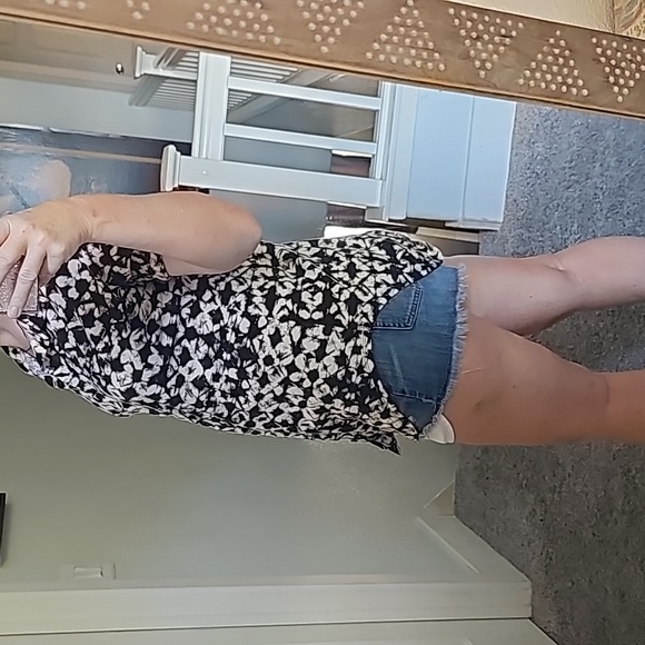 2 STUNNING LULAROE CHARLIE BROWN CHARLIE FLORAL BUTTON UP SHIRTS - Picture 13 of 15